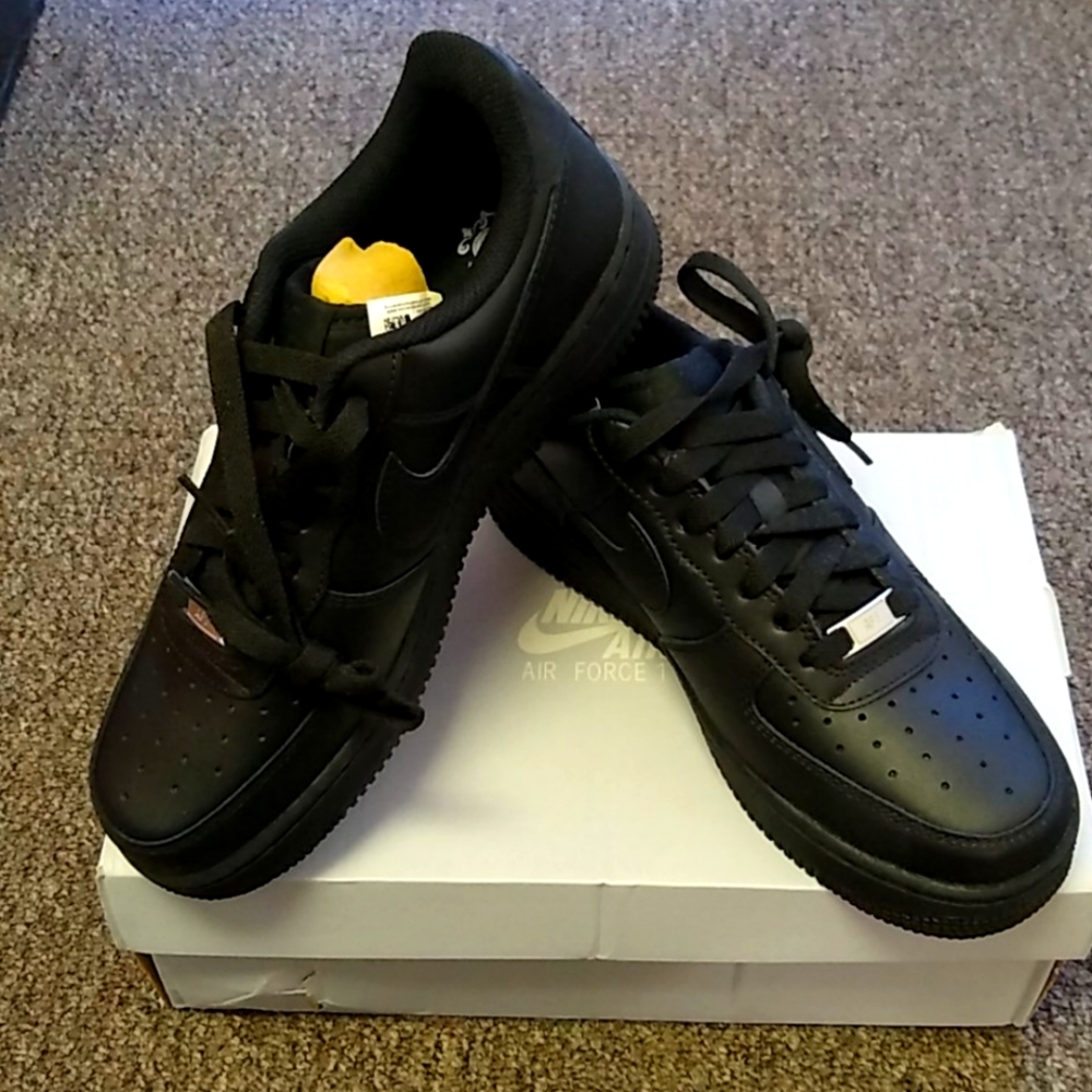 NIKE MENS LOW CUT SNEAKER